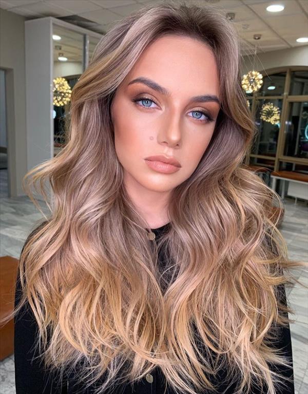 Blonde hair moment: Blonde balayage hair color trend 2021! - Bellacocosum