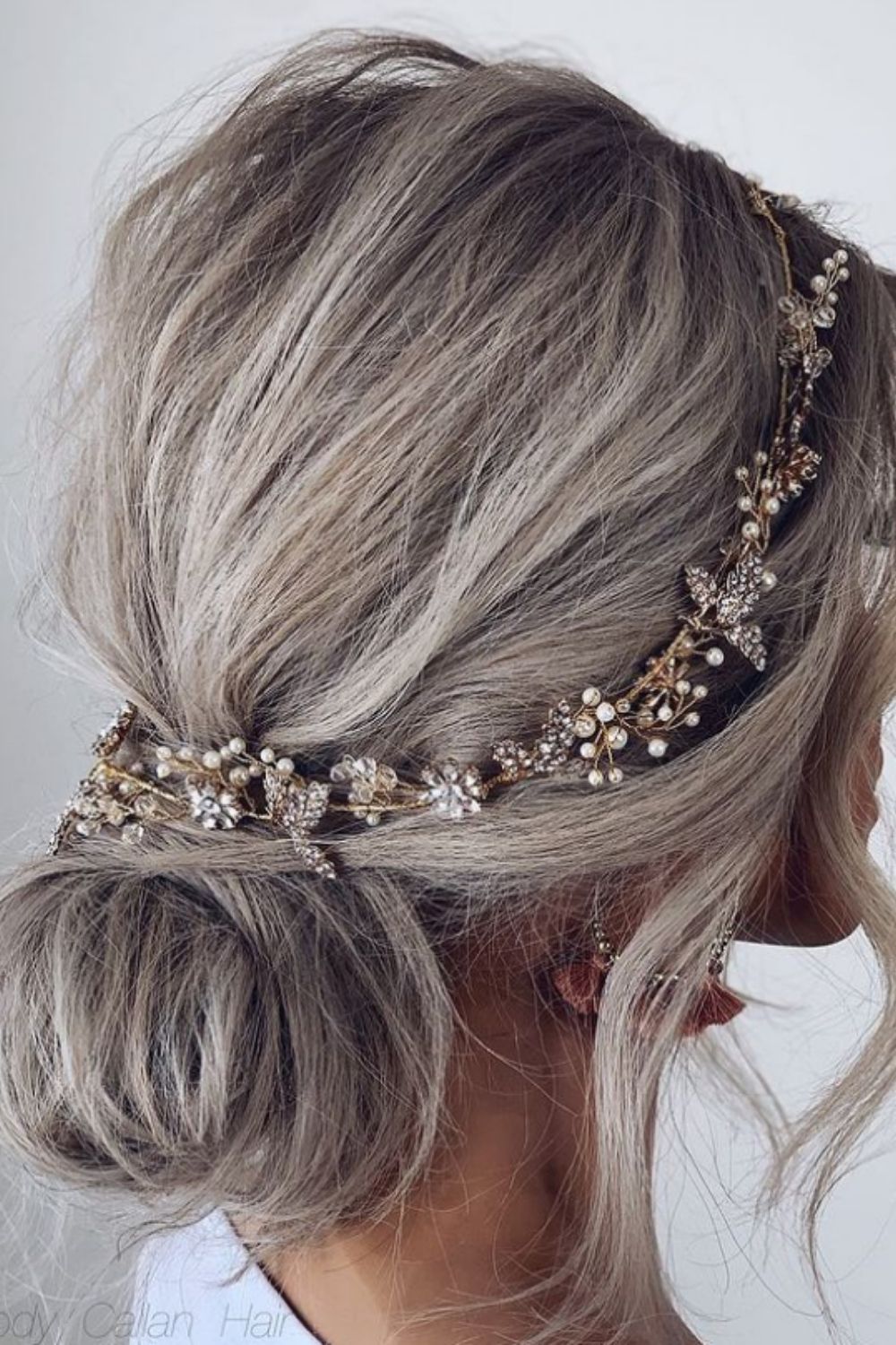 Elegant and charming wedding hairstyle for bride