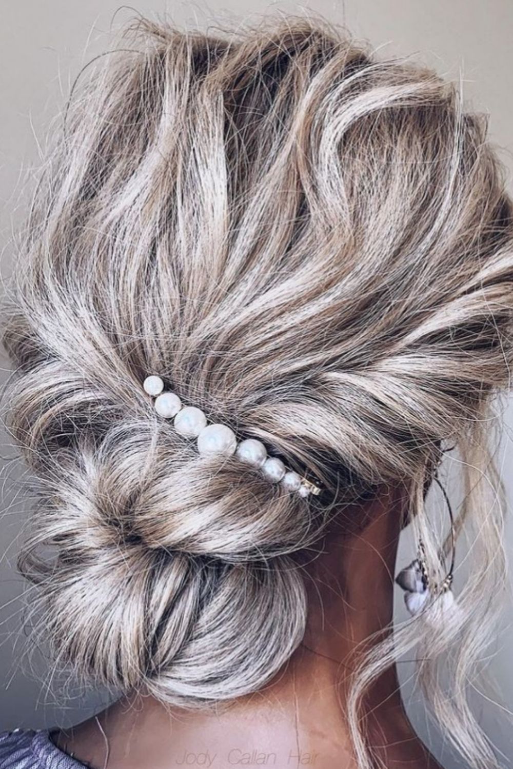 Elegant and charming wedding hairstyle for bride