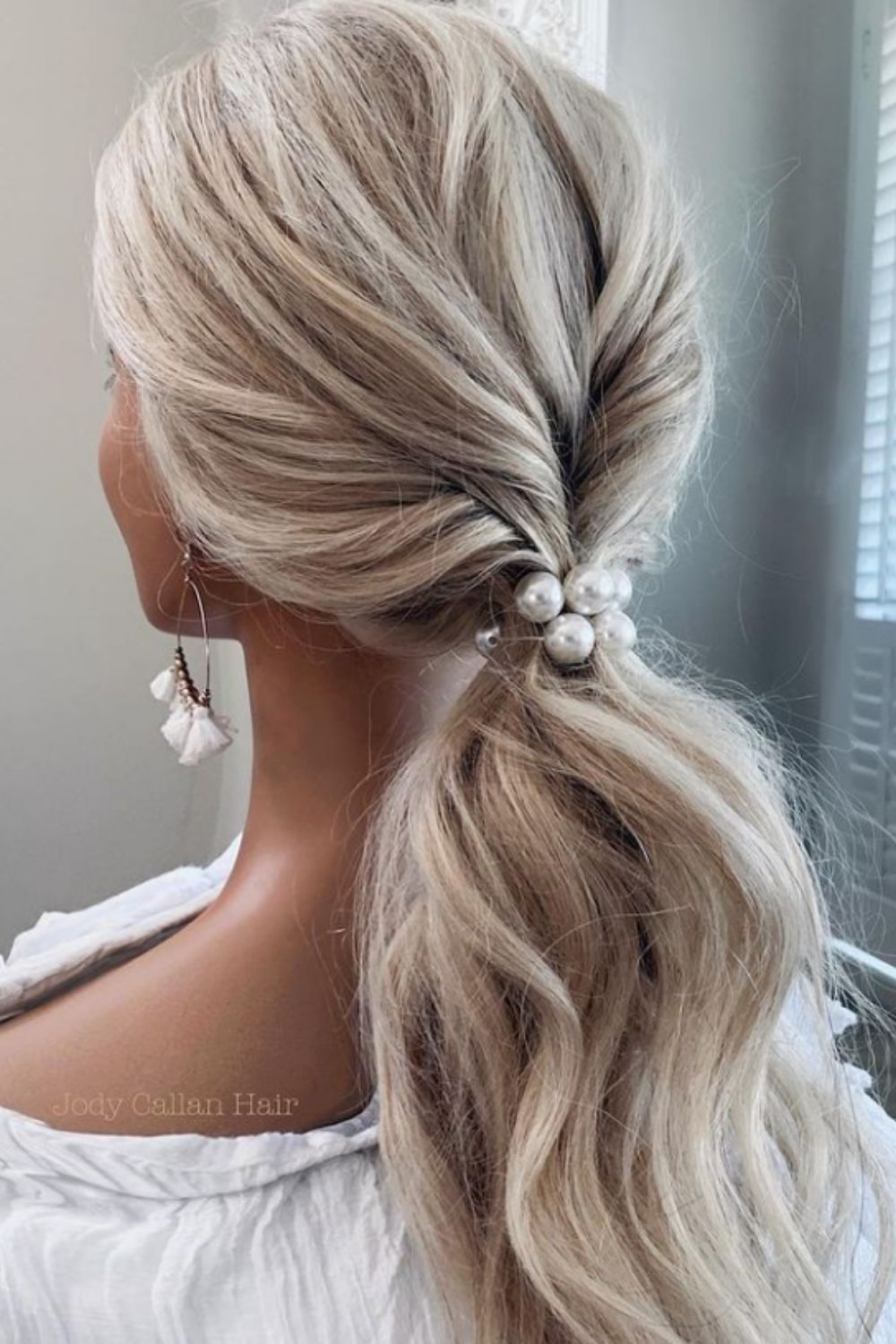 Elegant and charming wedding hairstyle for bride