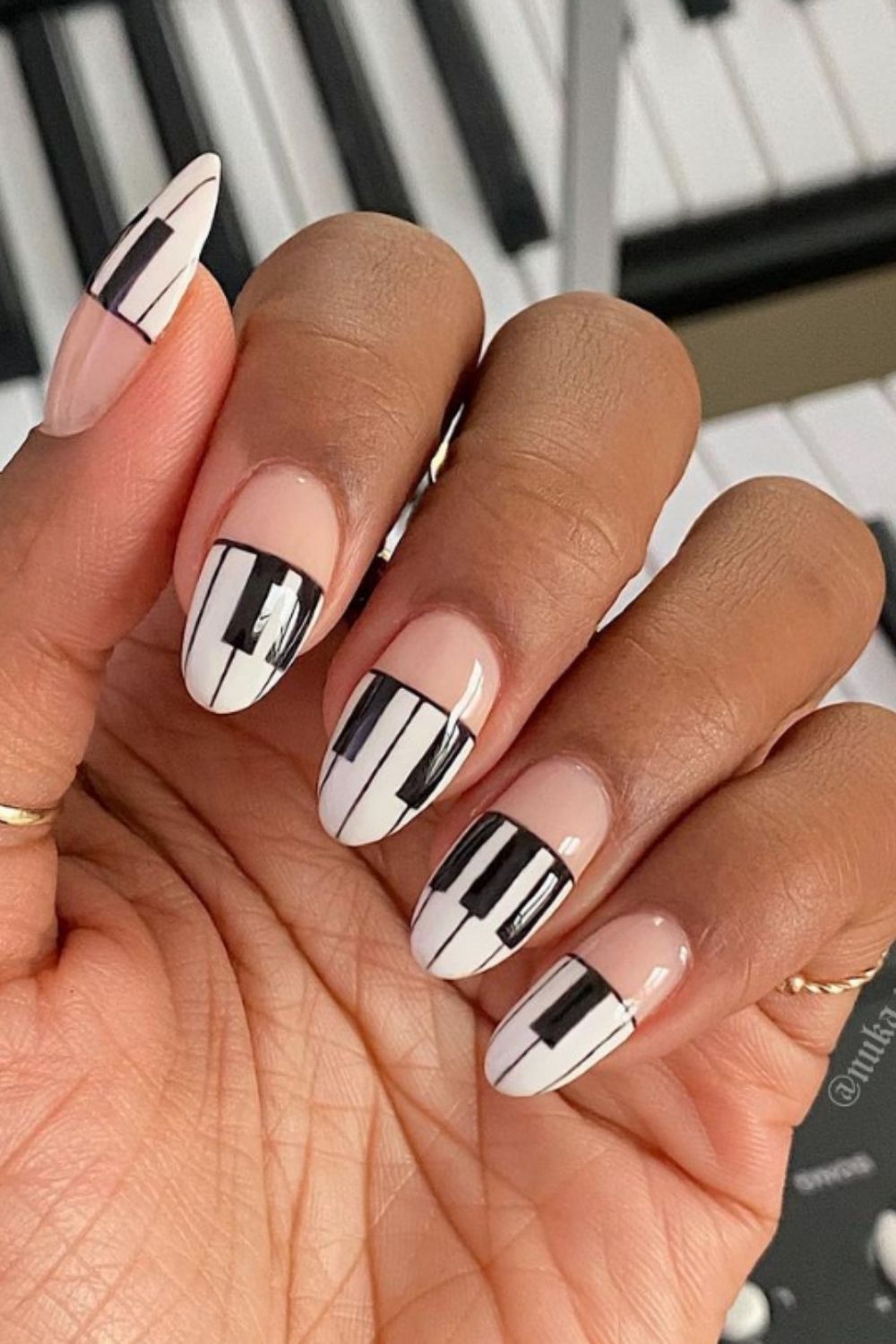 Elegant White Nail Design To Try For A Party In 2021!