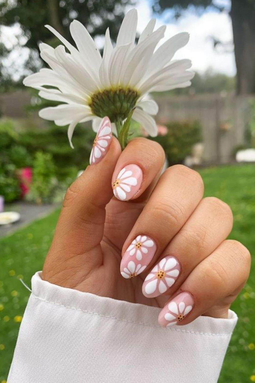 Elegant White Nail Design To Try For A Party In 2021!