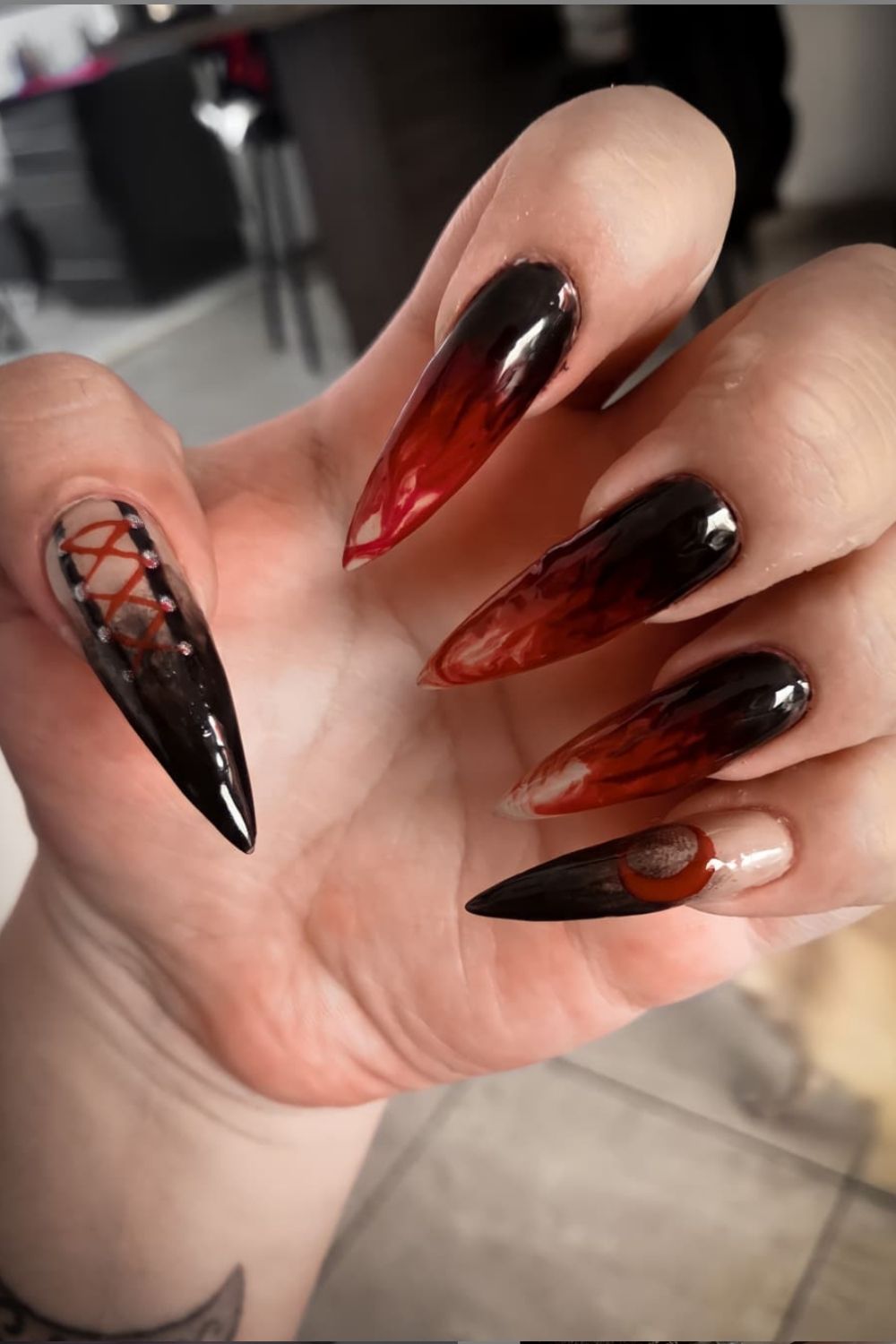 Halloween nail aesthetic | Trendy Halloween manicure to try 2021