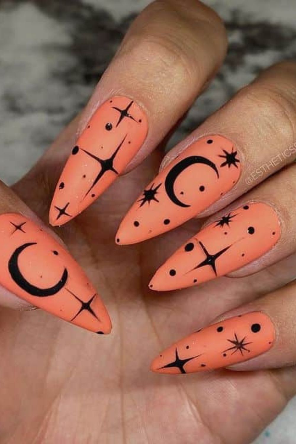 Halloween nail aesthetic | Trendy Halloween manicure to try 2021