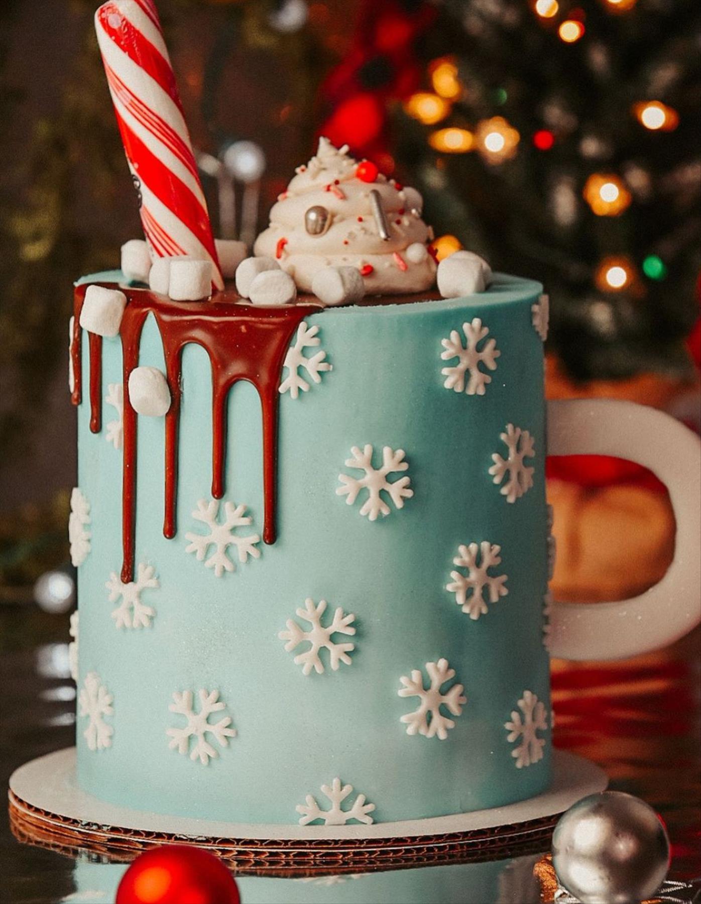 Romantic Christmas Wedding Cake Ideas for a Winter Wedding