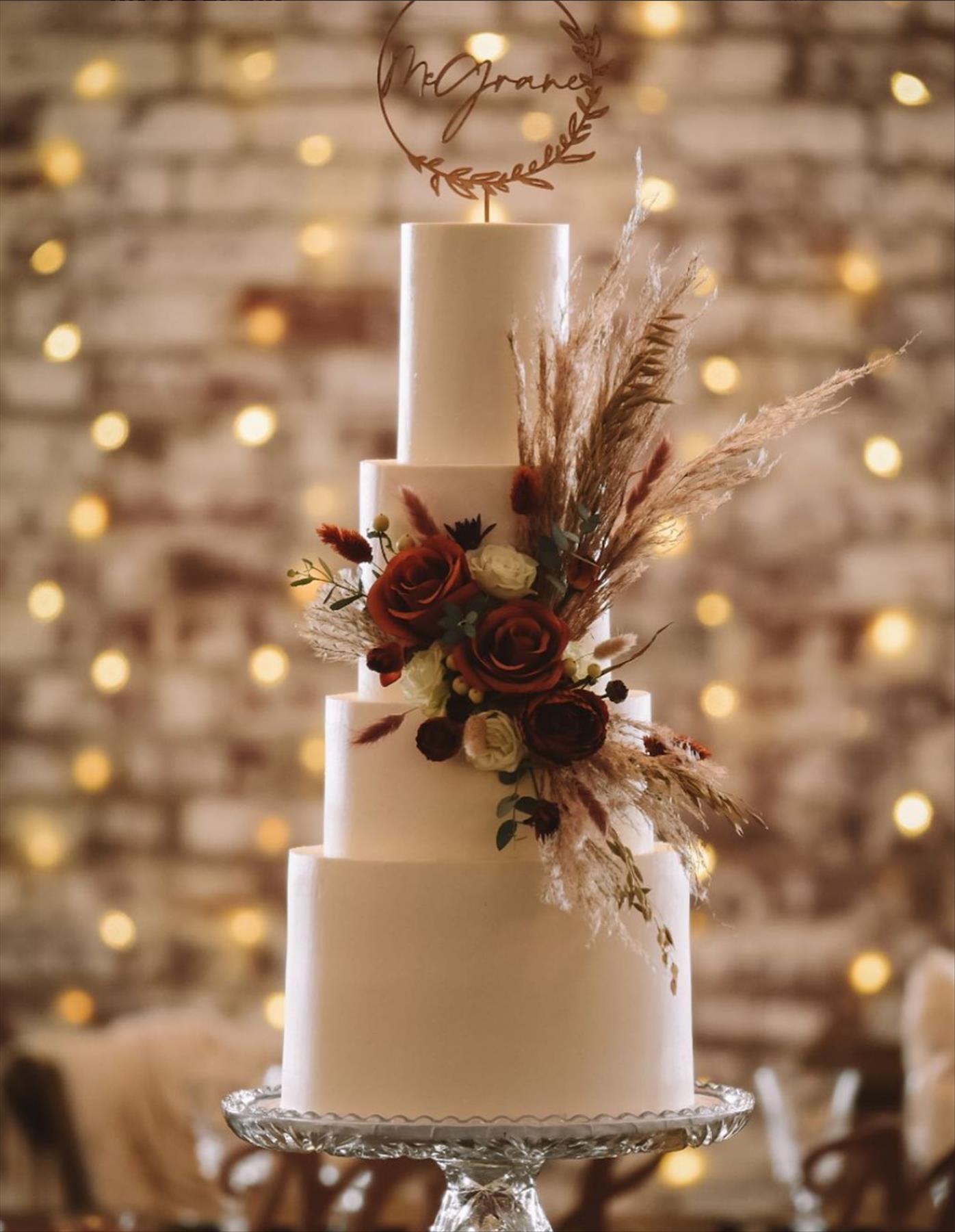 Romantic Christmas Wedding Cake Ideas for a Winter Wedding