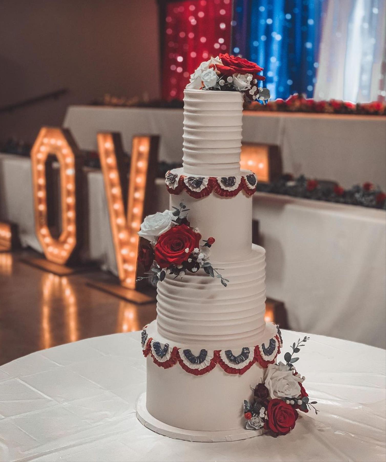 Romantic Christmas Wedding Cake Ideas for a Winter Wedding