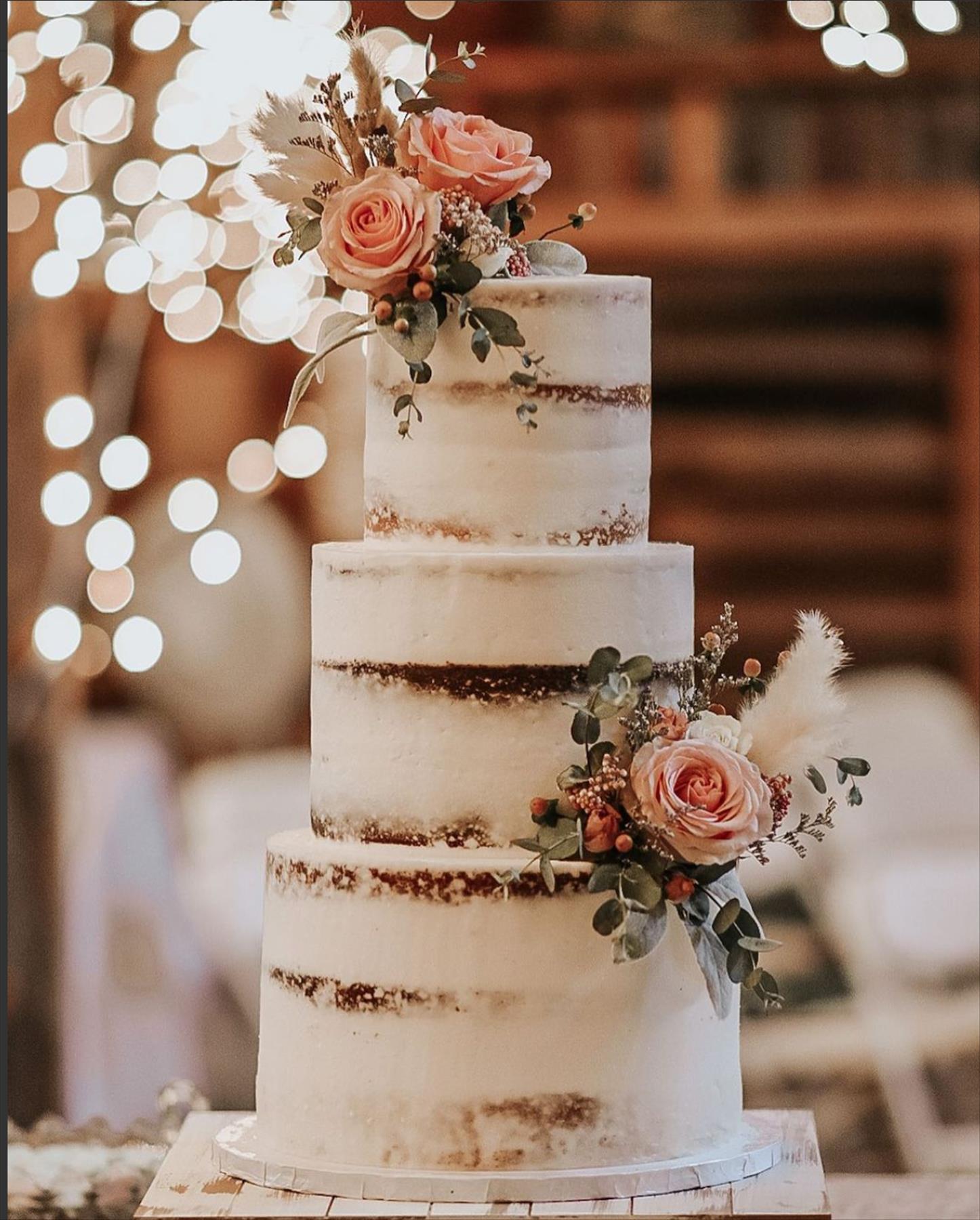 Romantic Christmas Wedding Cake Ideas for a Winter Wedding