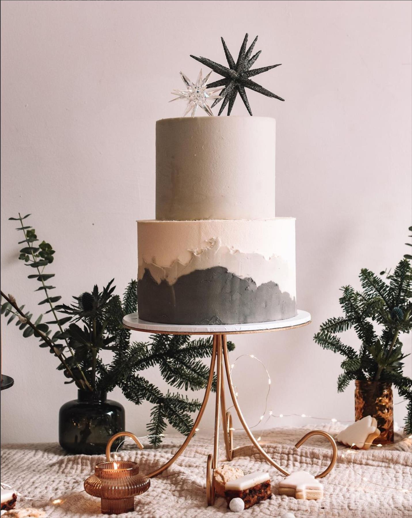 Romantic Christmas Wedding Cake Ideas for a Winter Wedding