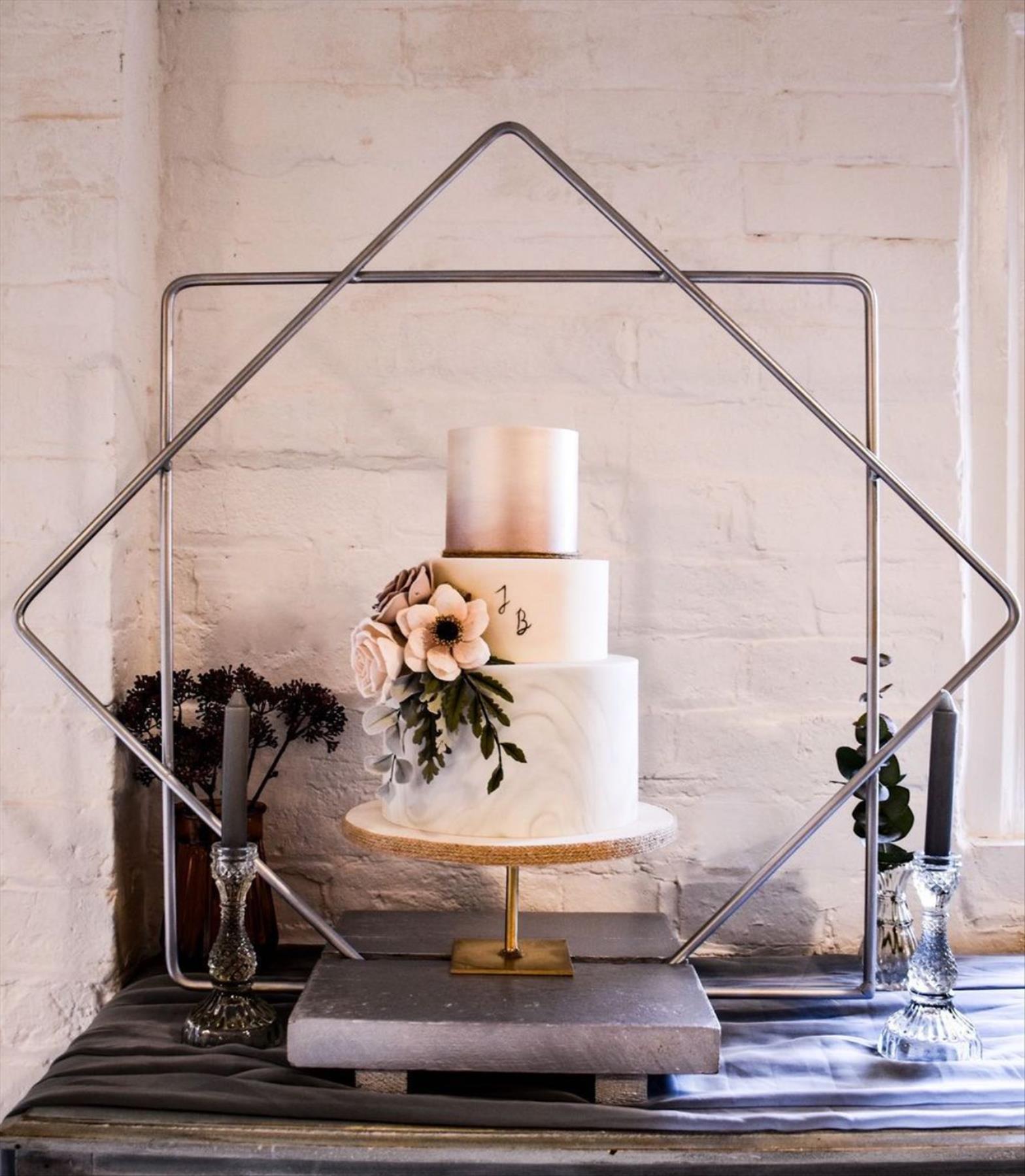 Romantic Christmas Wedding Cake Ideas for a Winter Wedding
