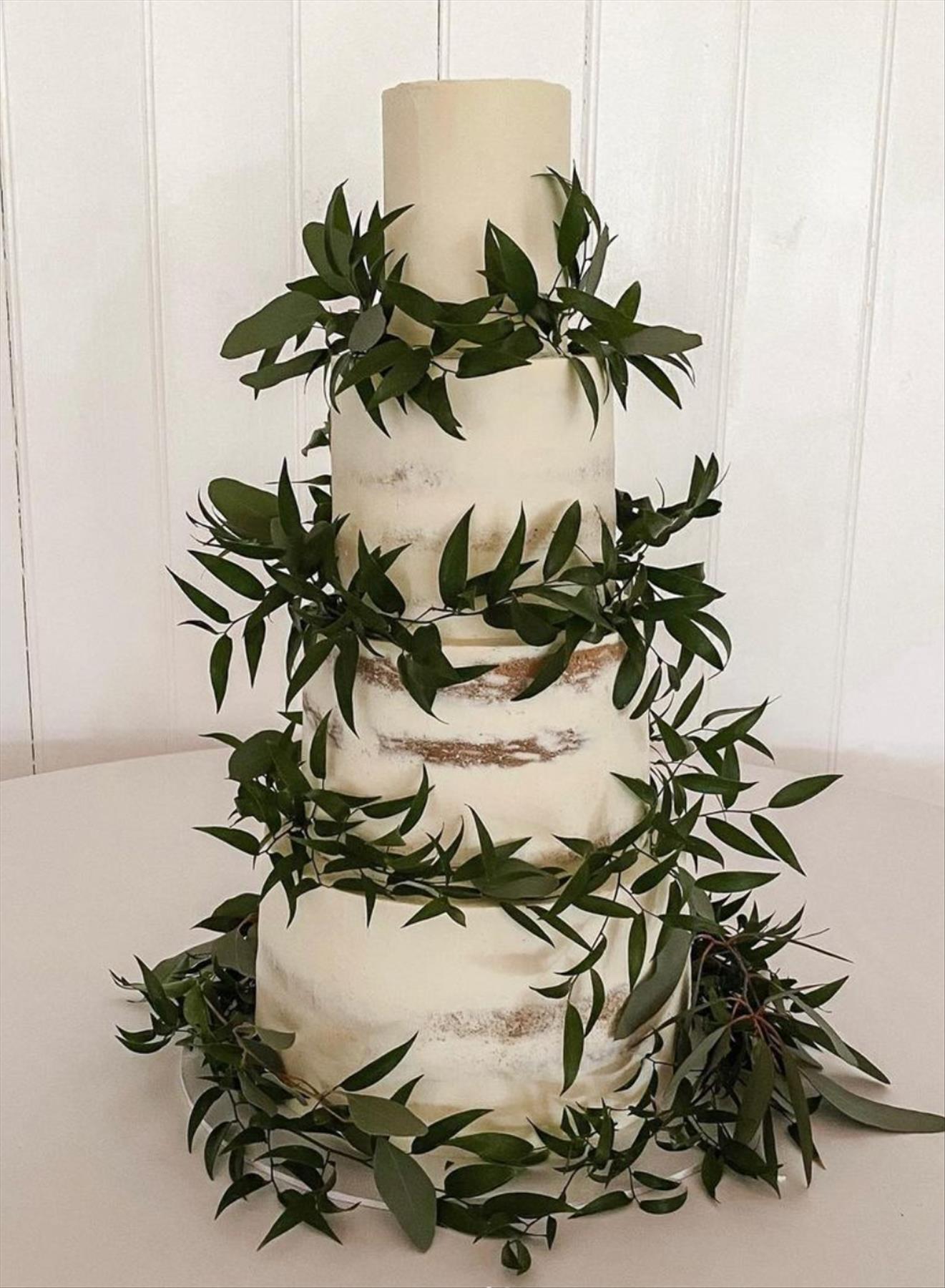 Romantic Winter wedding cakes ideas for Christmas wedding 2021