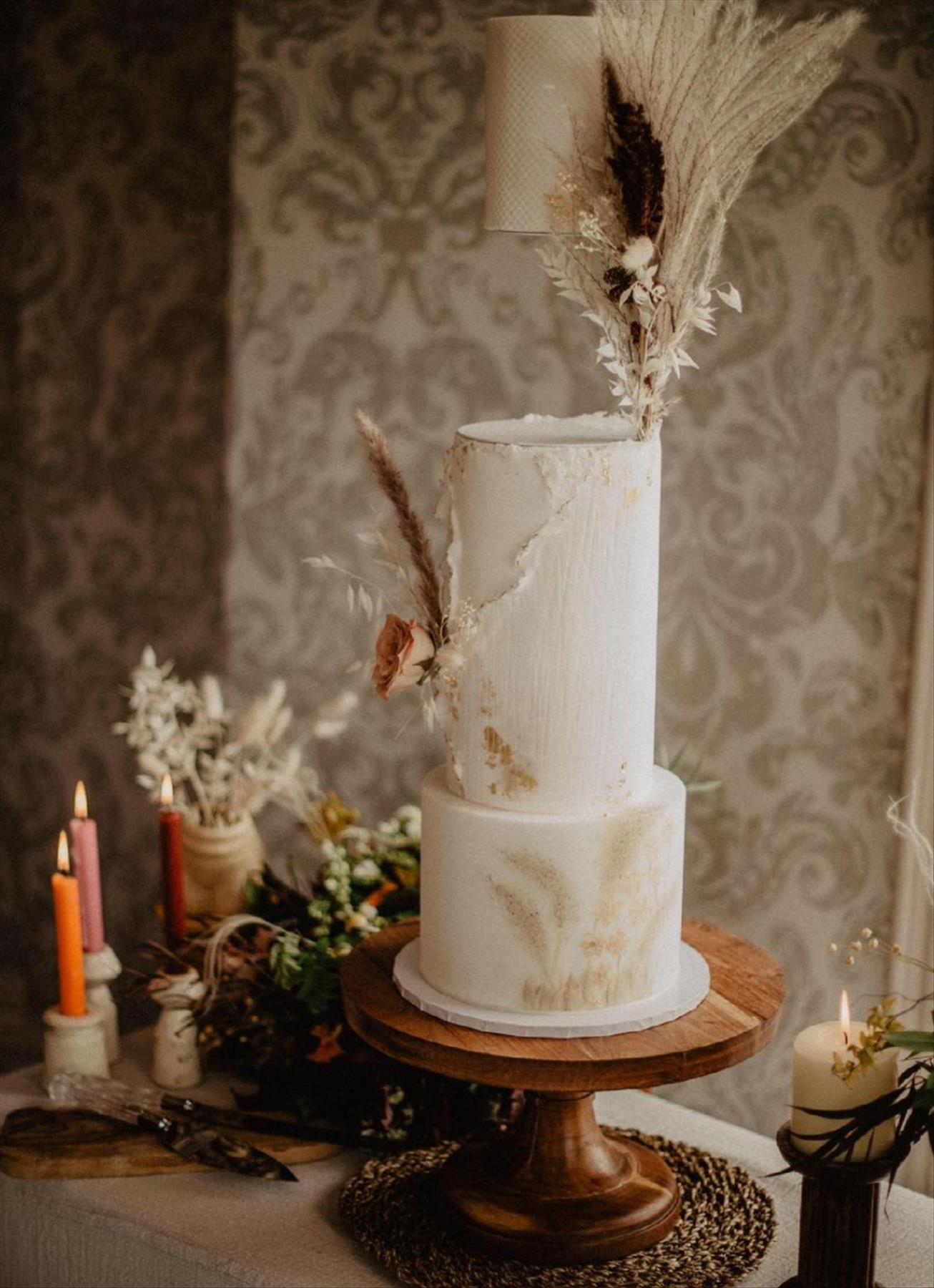 Romantic Winter wedding cakes ideas for Christmas wedding 2021