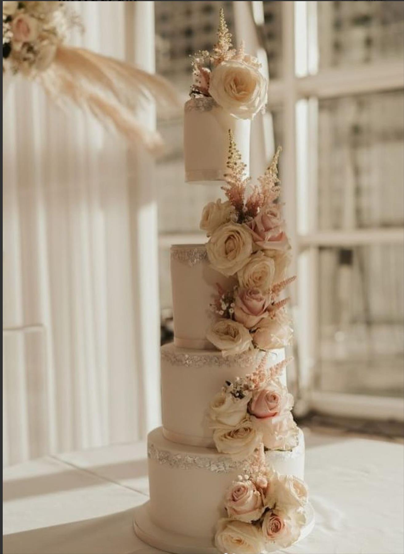 Romantic Winter wedding cakes ideas for Christmas wedding 2021