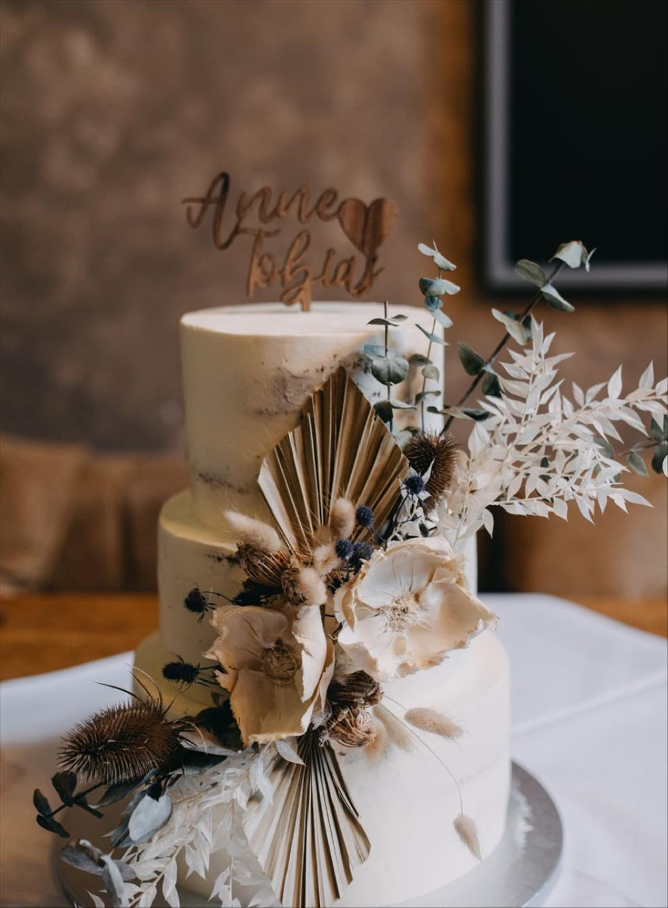 Romantic Winter wedding cakes ideas for Christmas wedding 2021