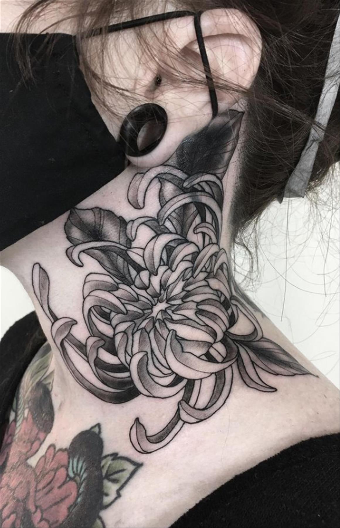 Neck Tattoo for women: Cool tattoo placement to try