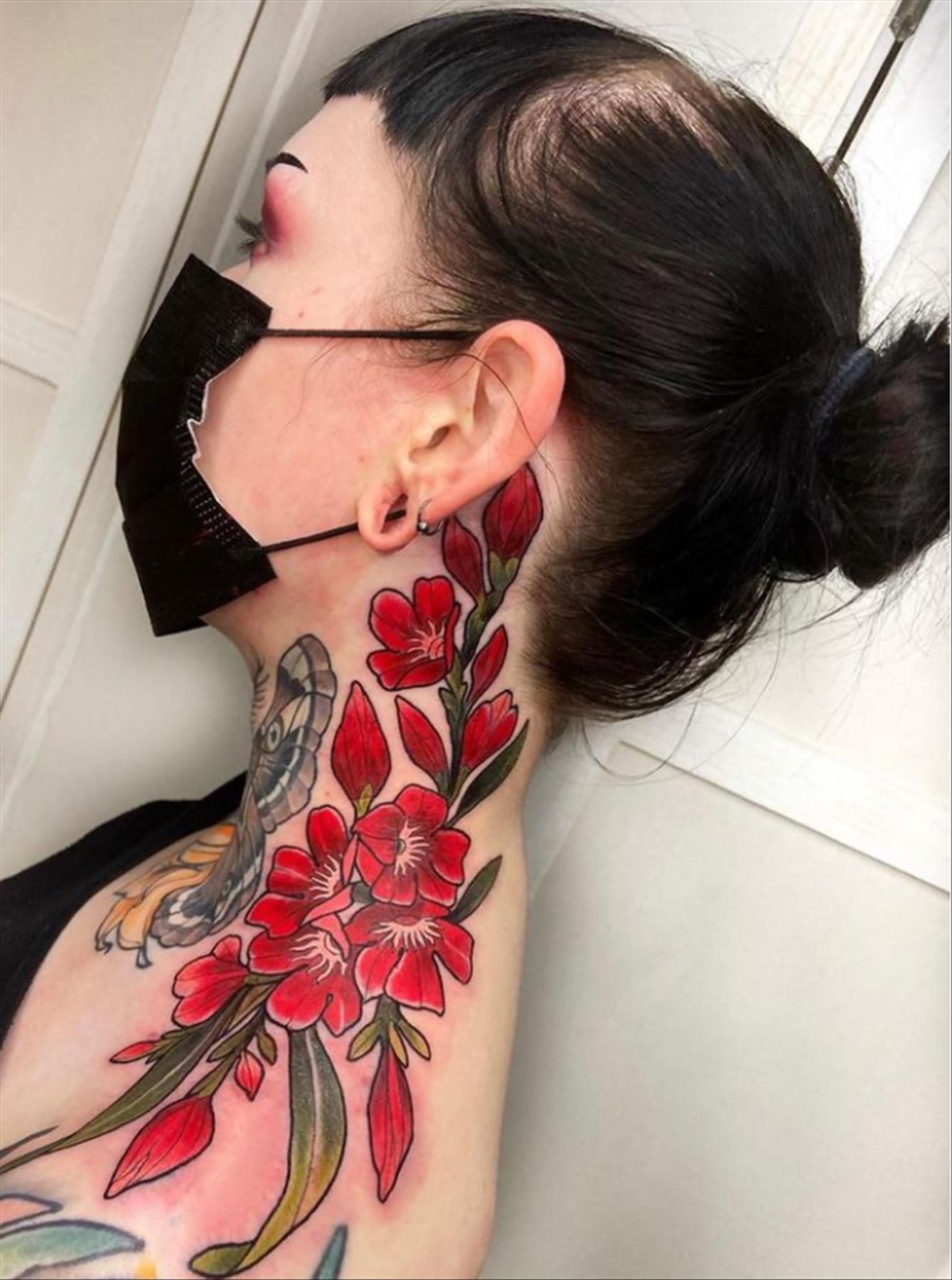 Neck Tattoo for women: Cool tattoo placement to try