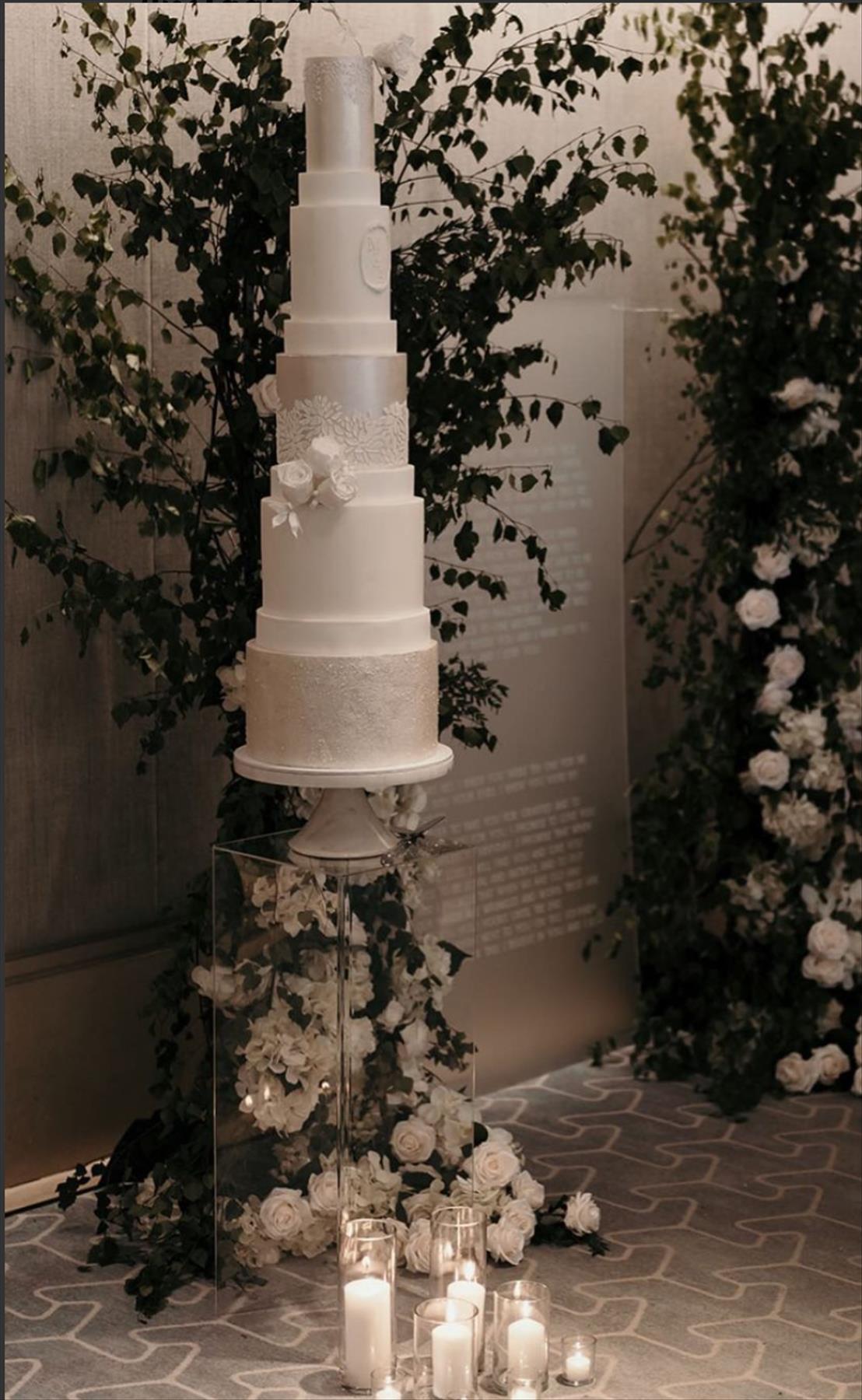 Romantic Winter wedding cakes ideas for Christmas wedding 2021