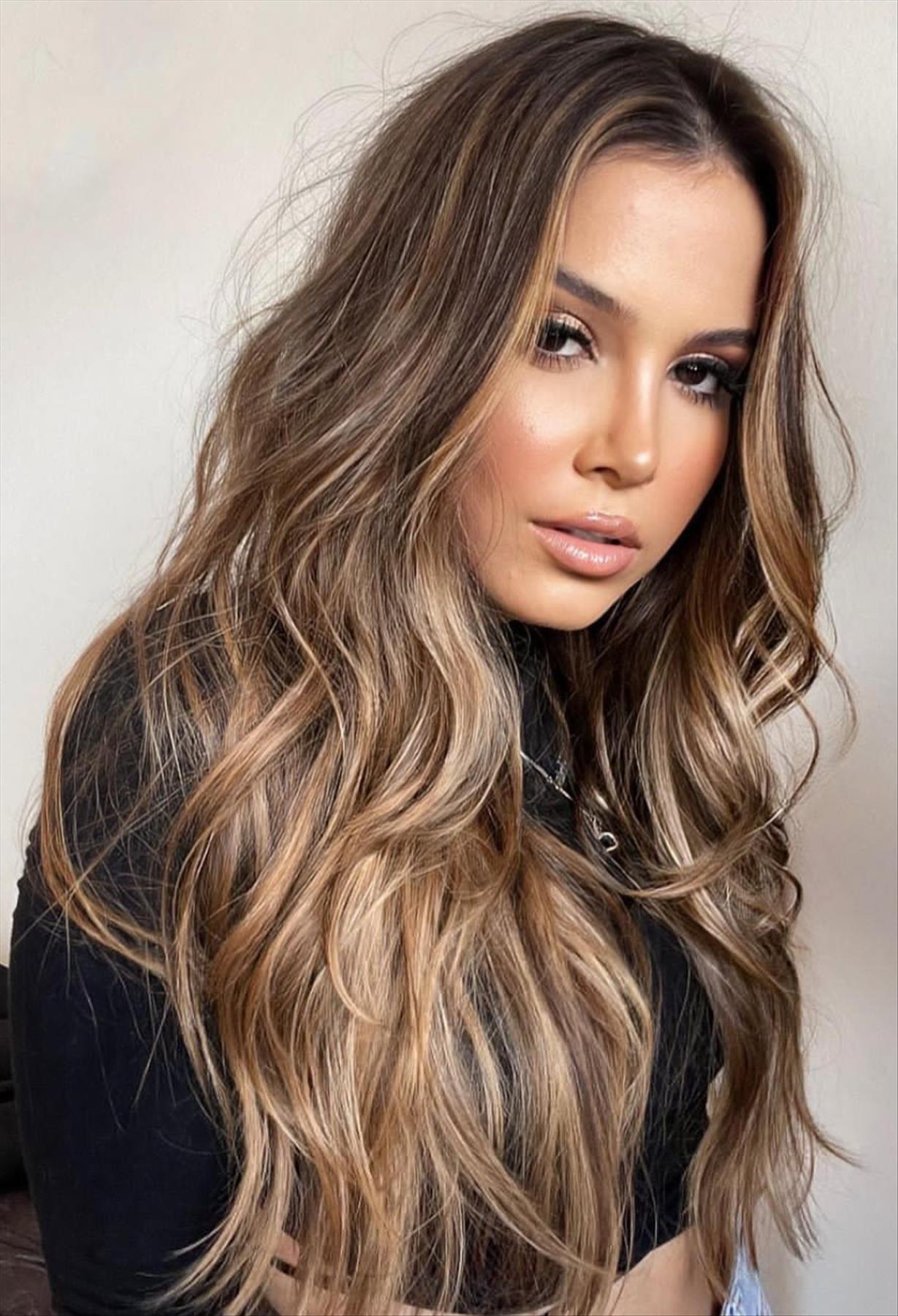 Chic dark brown hair with highlights for a stylish look 2022