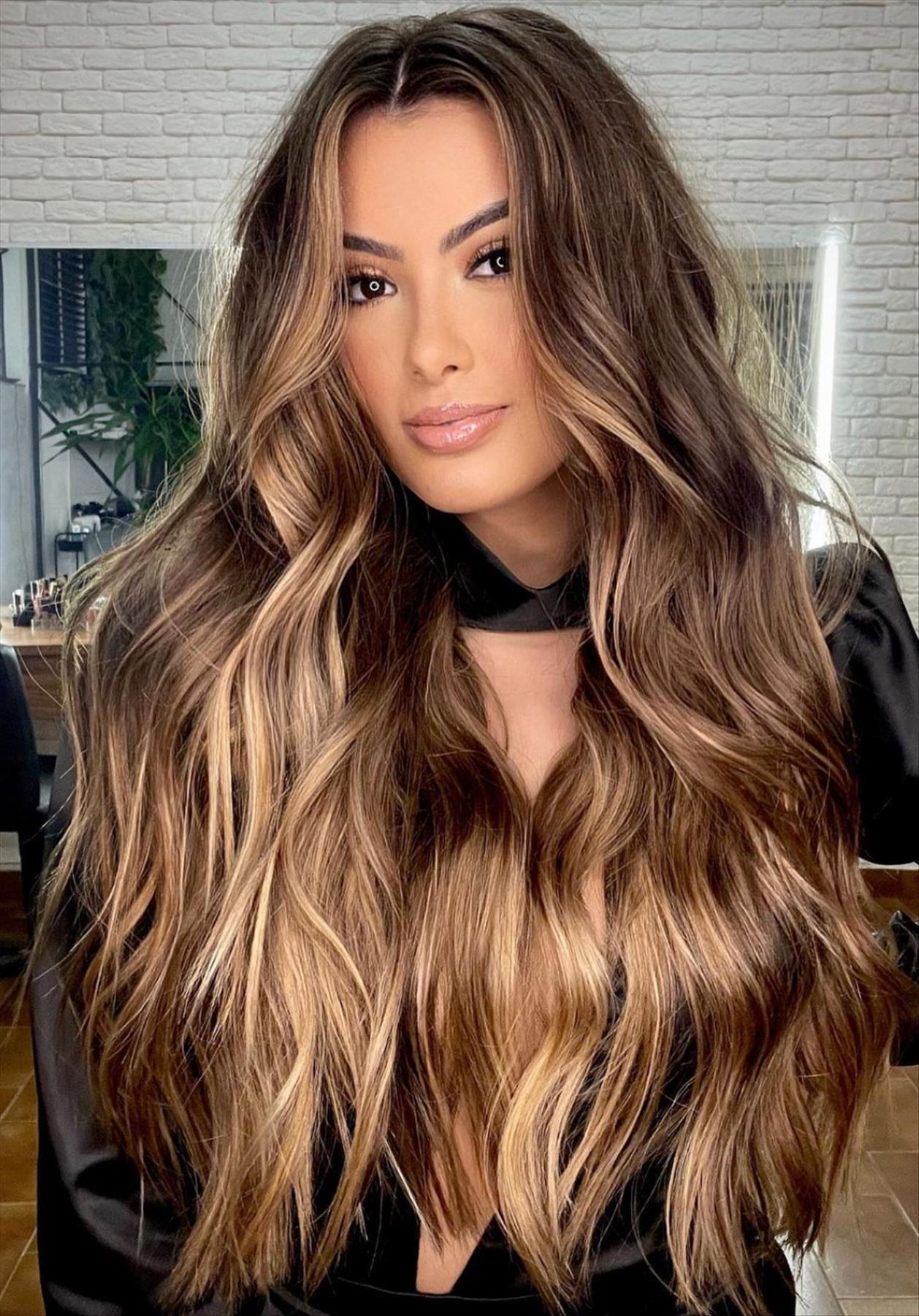 Chic dark brown hair with highlights for a stylish look 2022