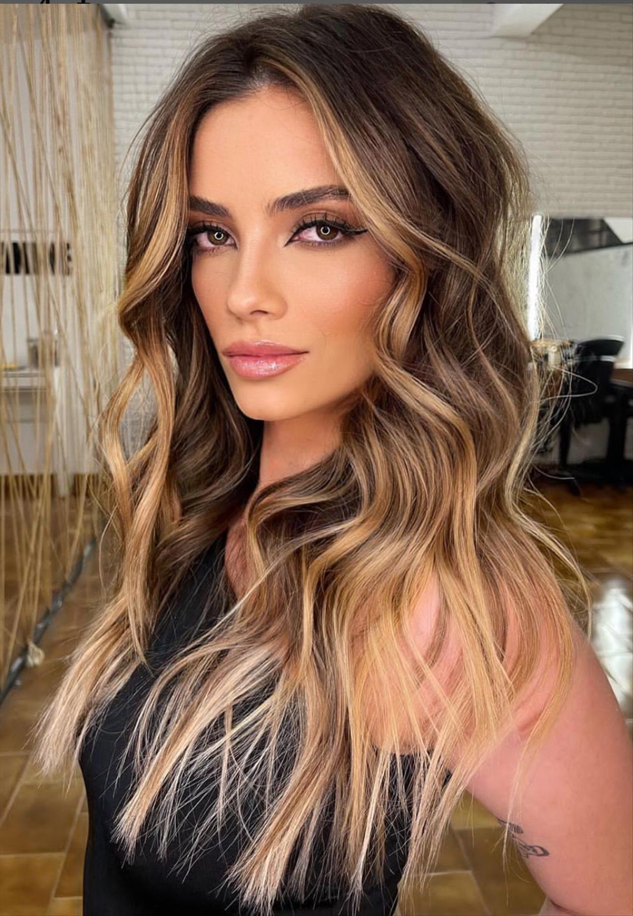 Chic dark brown hair with highlights for a stylish look 2022