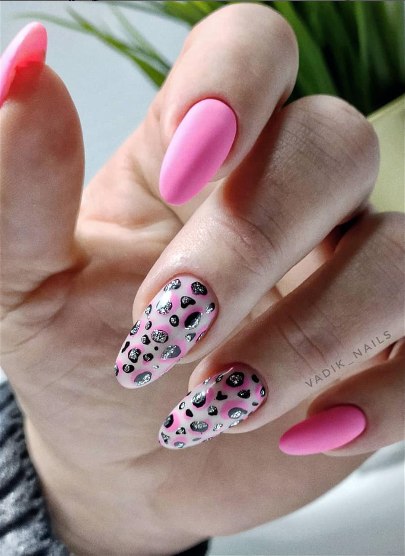 Cute short almond nail design art for the 2022 chic look