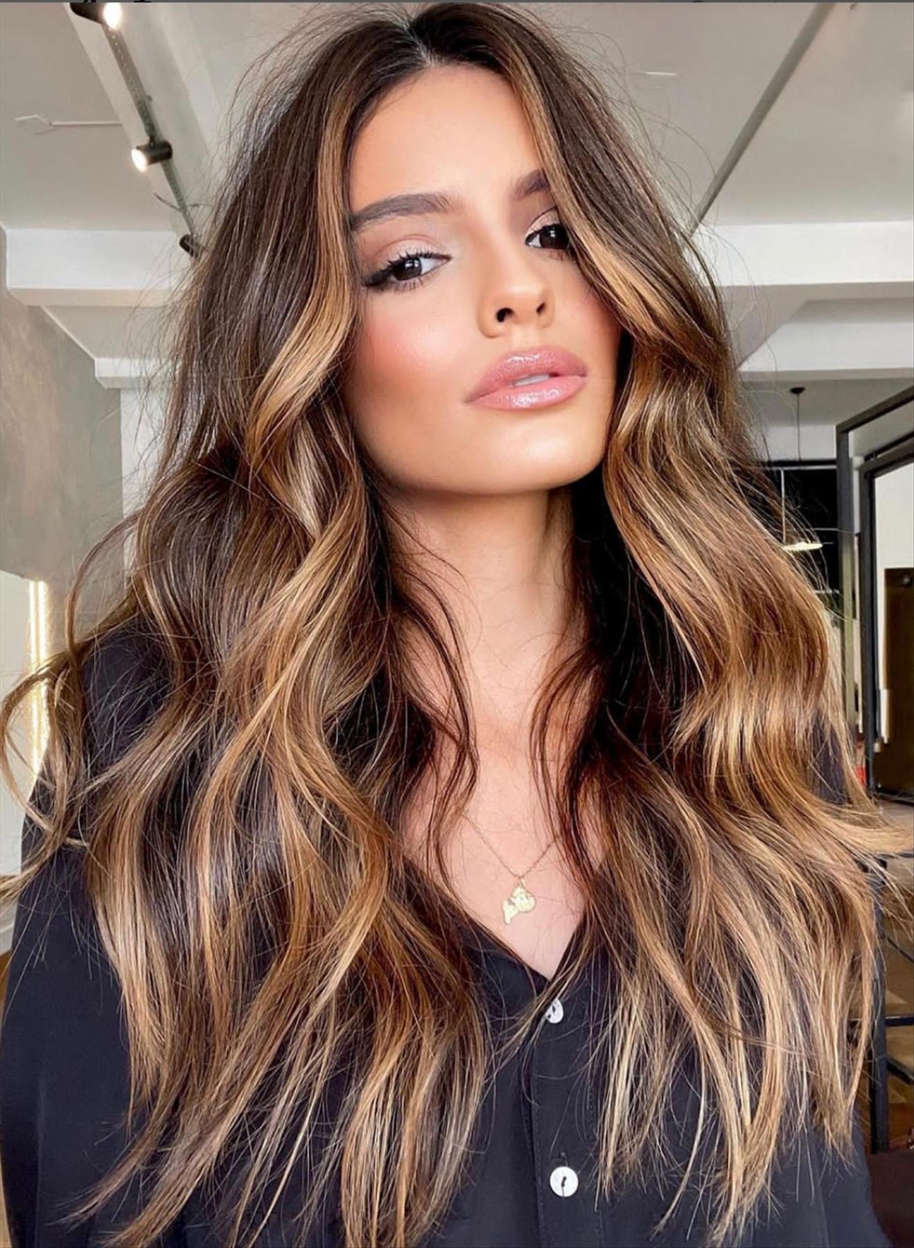 41 Chic dark brown hair with highlights for a stylish look 2022