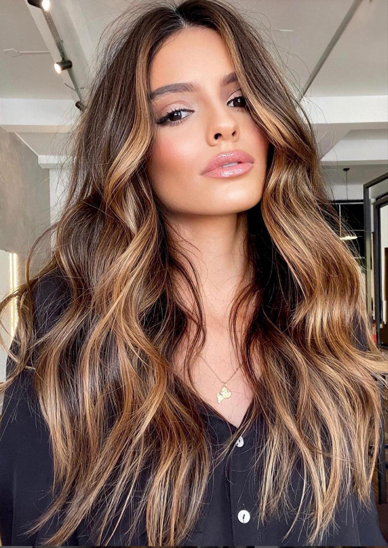 Chic dark brown hair with highlights for a stylish look 2022