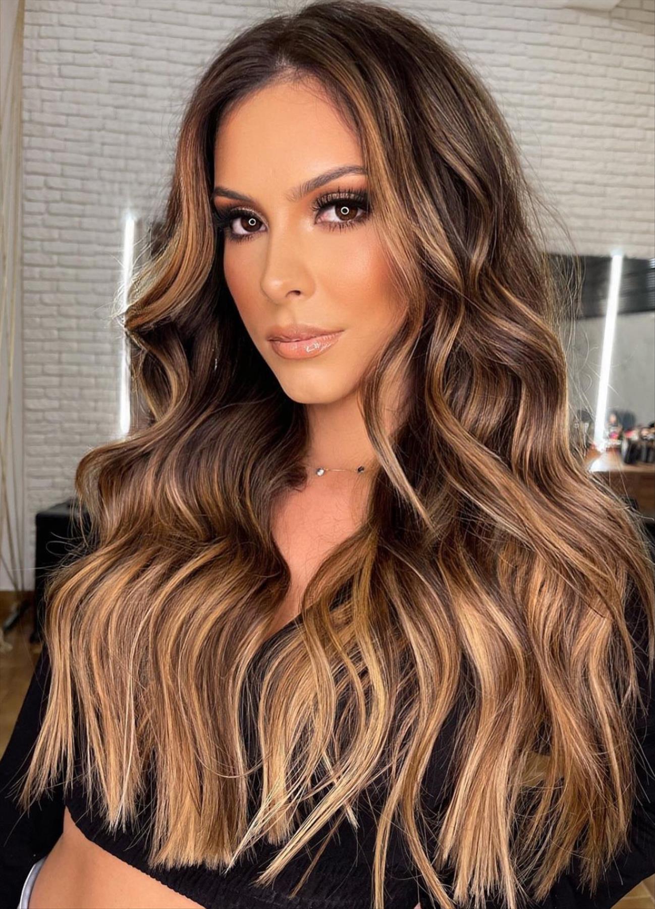 Chic dark brown hair with highlights for a stylish look 2022