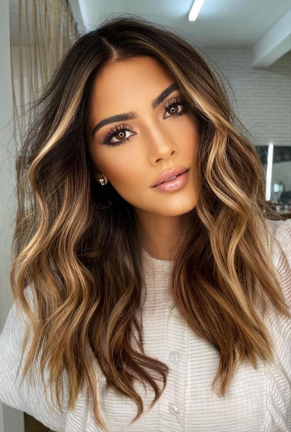 Chic dark brown hair with highlights for a stylish look 2022