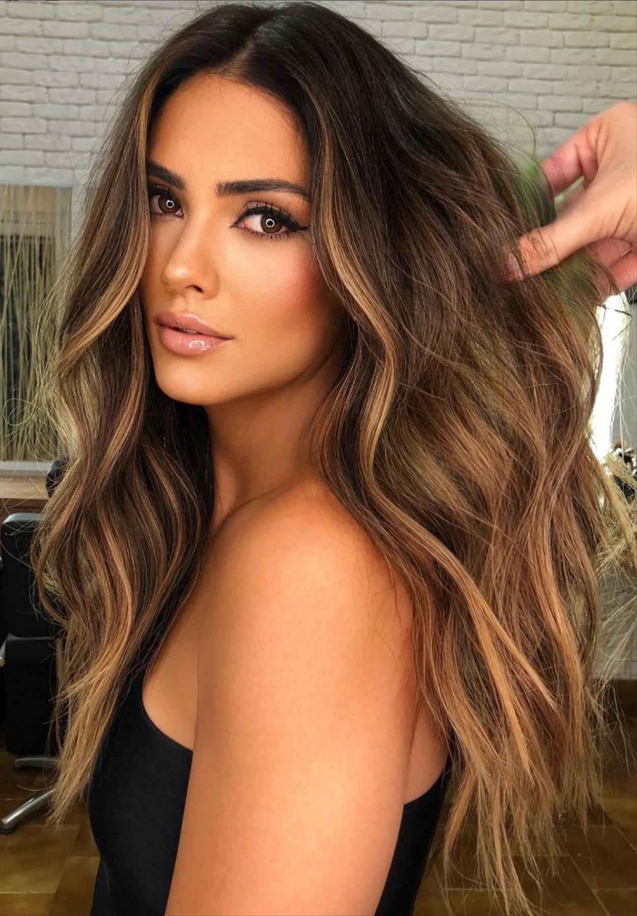 Chic dark brown hair with highlights for a stylish look 2022