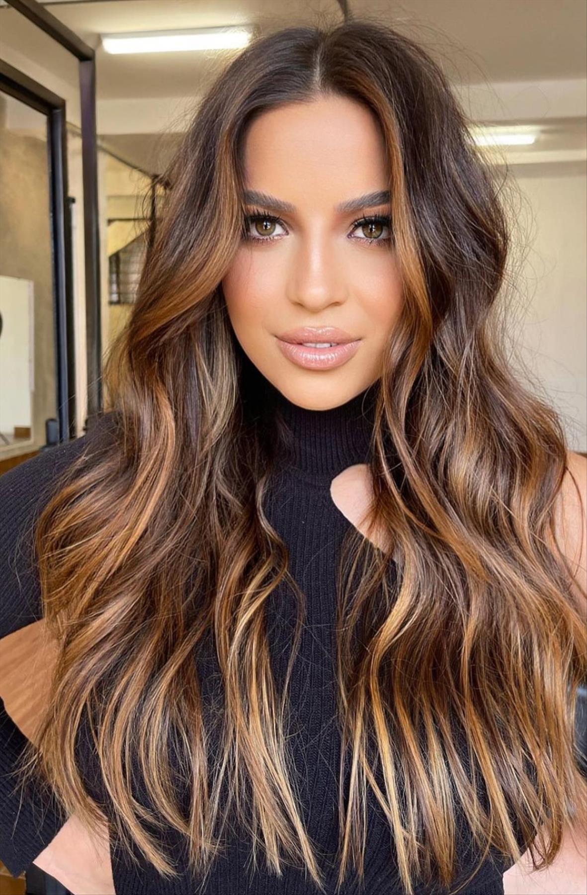 Chic dark brown hair with highlights for a stylish look 2022