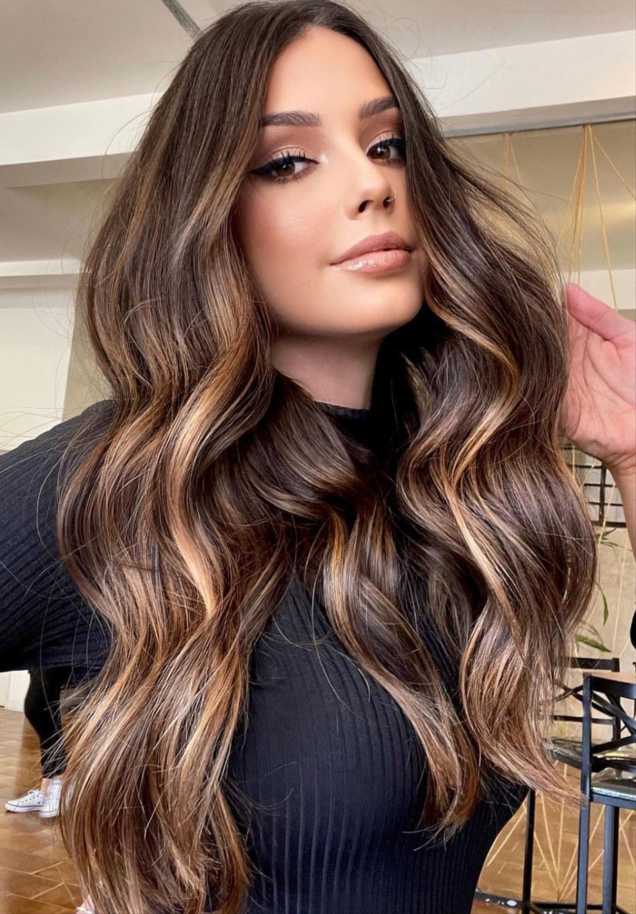 Chic dark brown hair with highlights for a stylish look 2022