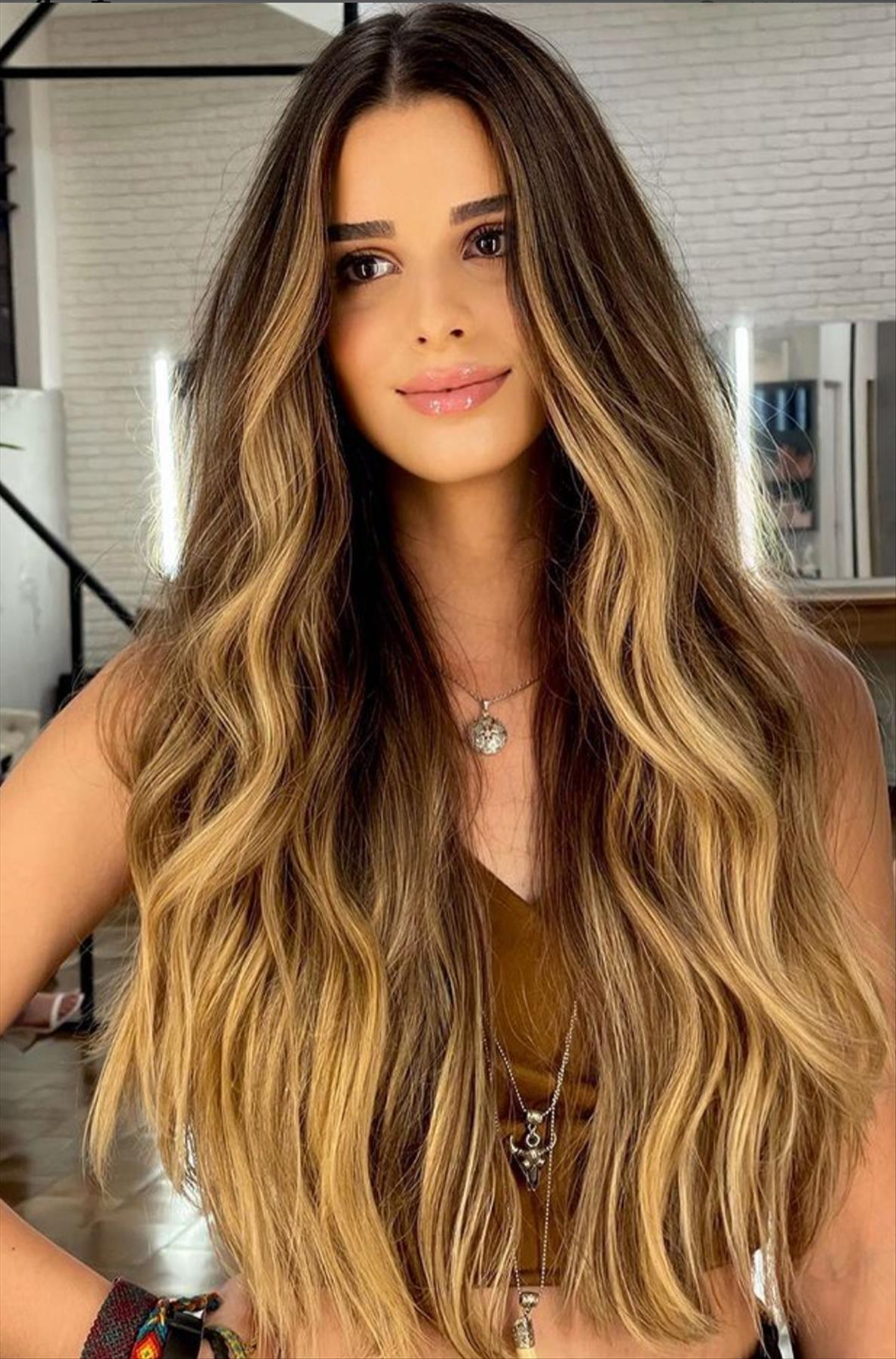 Chic dark brown hair with highlights for a stylish look 2022