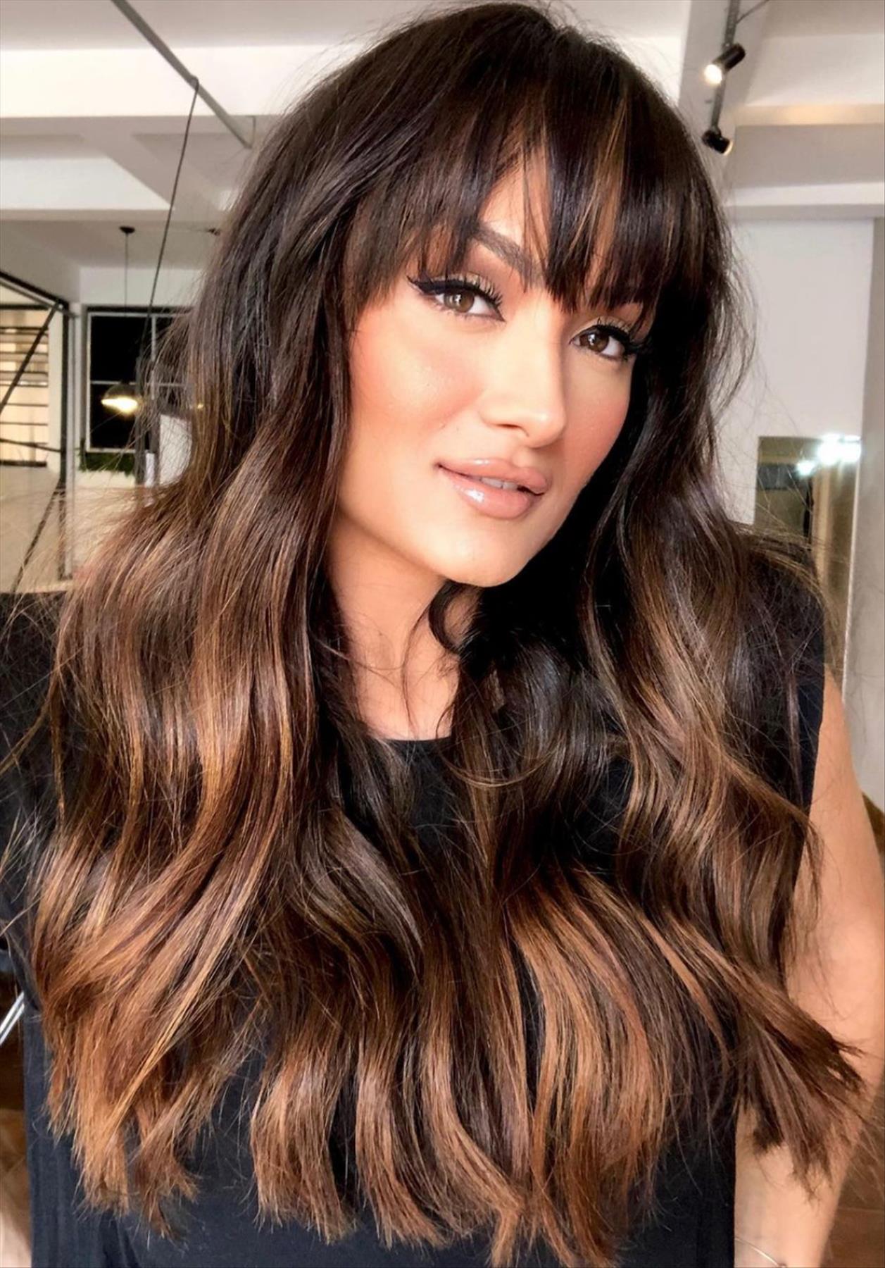 Chic dark brown hair with highlights for a stylish look 2022