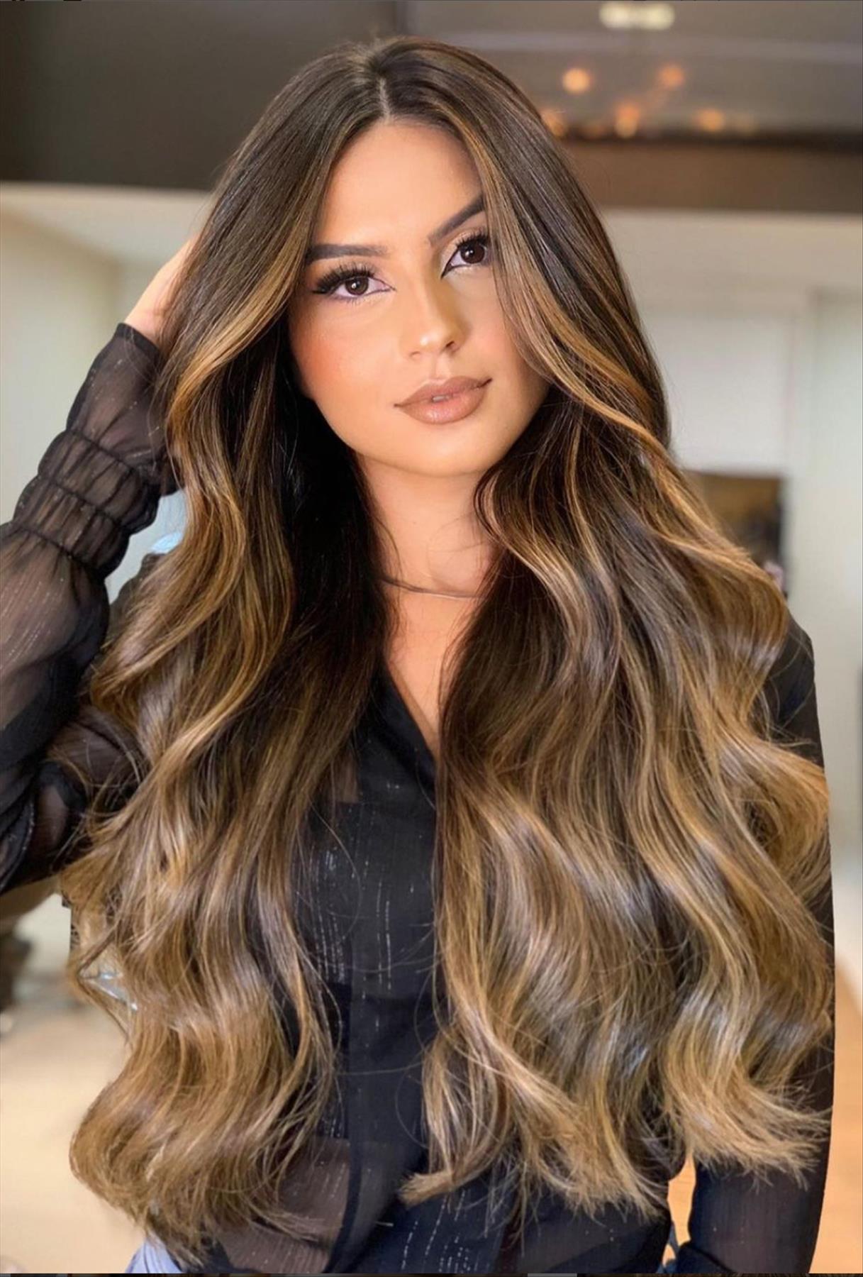 Chic dark brown hair with highlights for a stylish look 2022