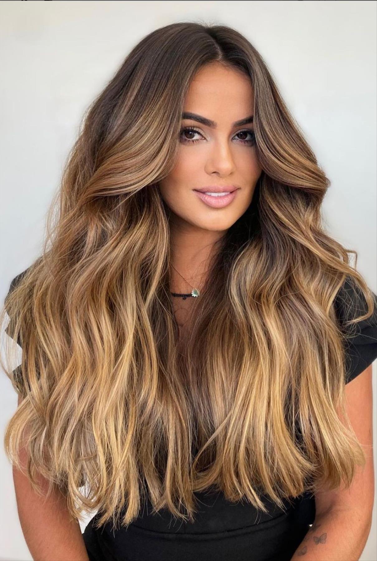 Chic dark brown hair with highlights for a stylish look 2022