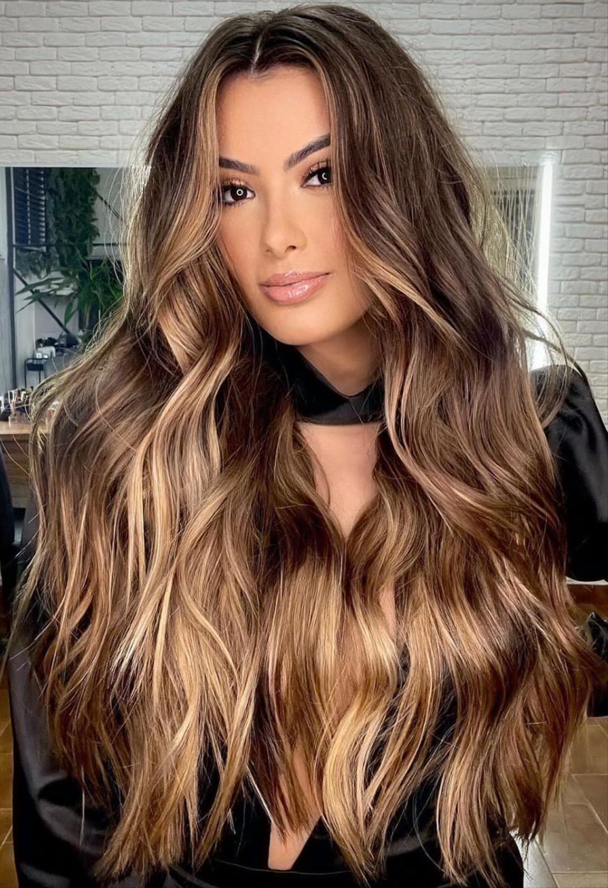 Chic dark brown hair with highlights for a stylish look 2022