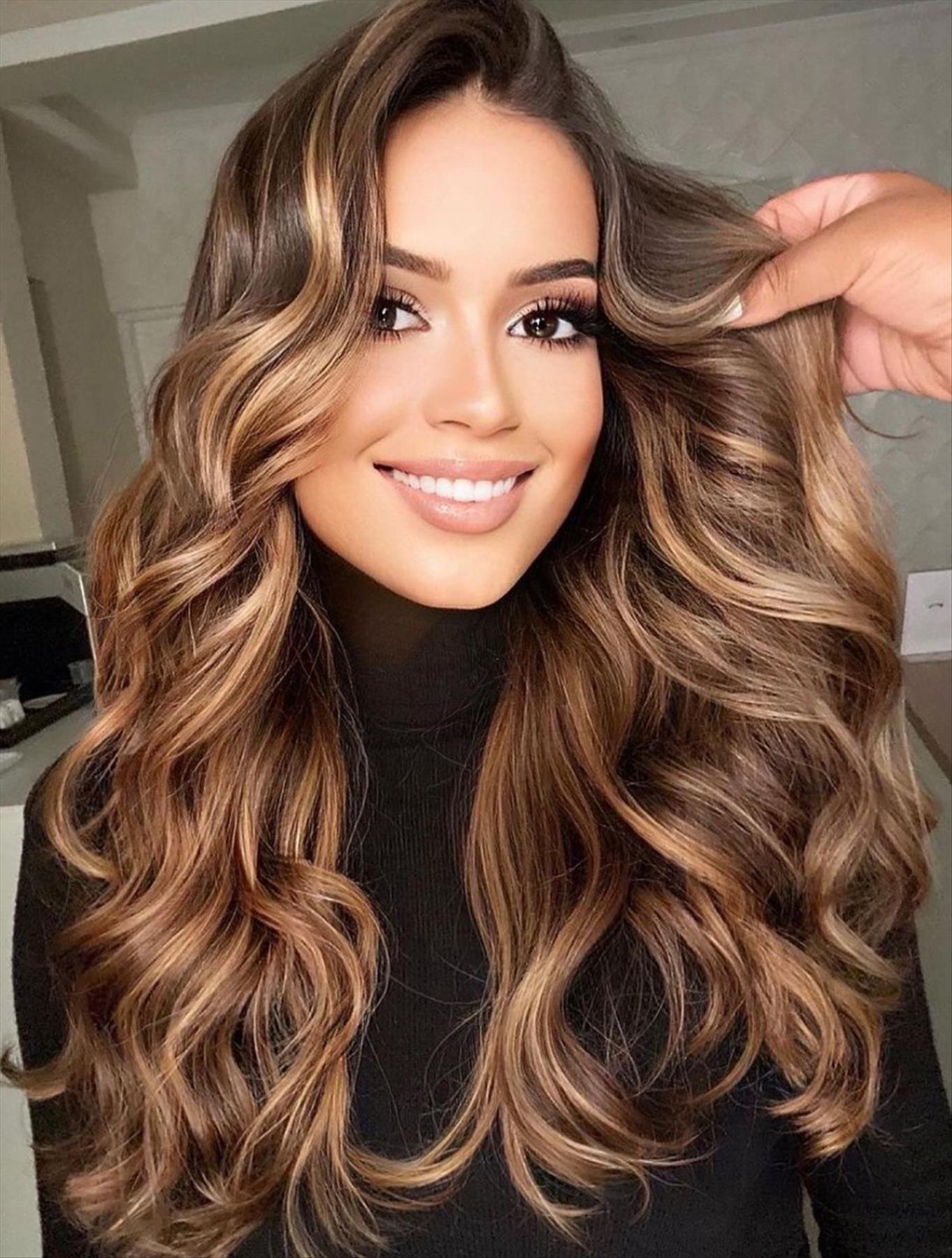 Chic dark brown hair with highlights for a stylish look 2022