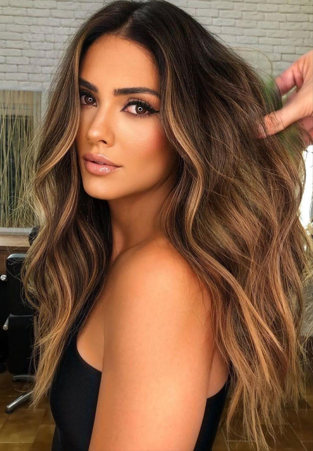 Chic dark brown hair with highlights for a stylish look 2022