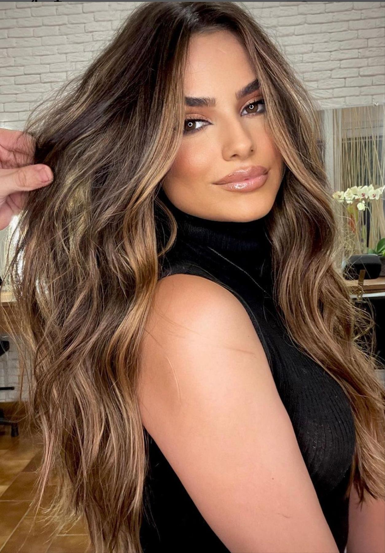 Chic dark brown hair with highlights for a stylish look 2022