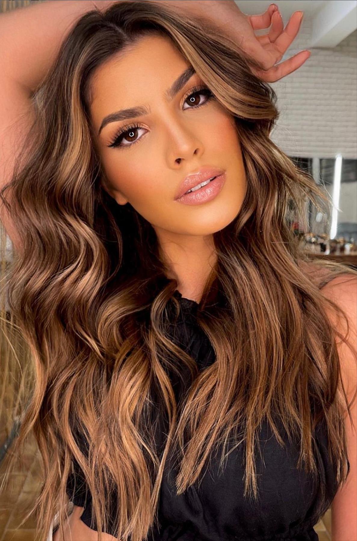 Chic dark brown hair with highlights for a stylish look 2022