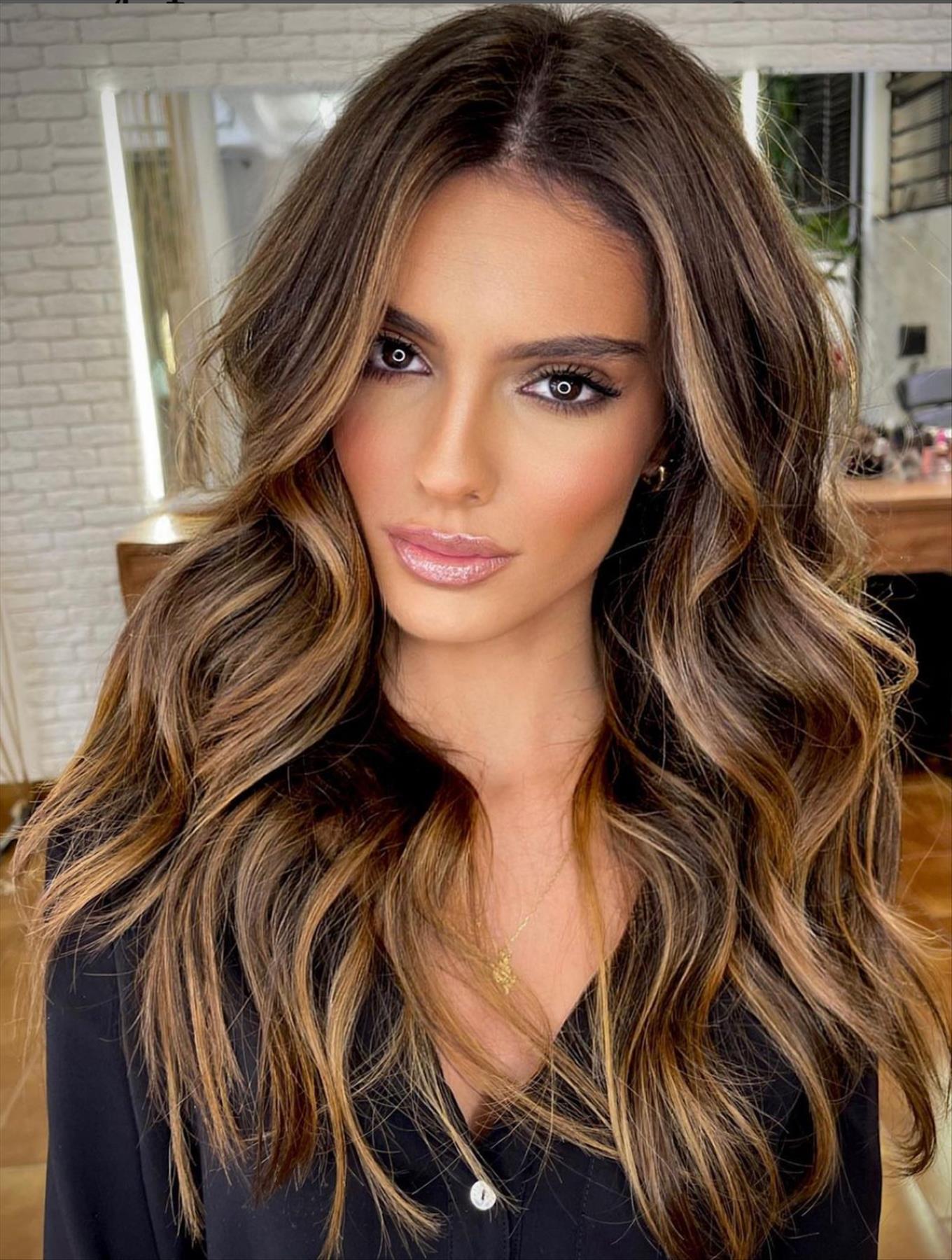 Chic dark brown hair with highlights for a stylish look 2022